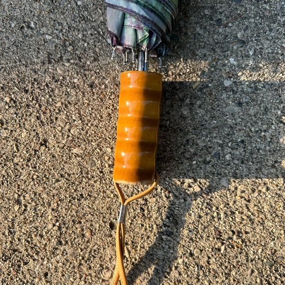 VINTAGE SALAMANDER (1992) POLYESTER WATERCOLOR PRINT WOOD HANDLE UMBRELLA - Picture 8 of 16